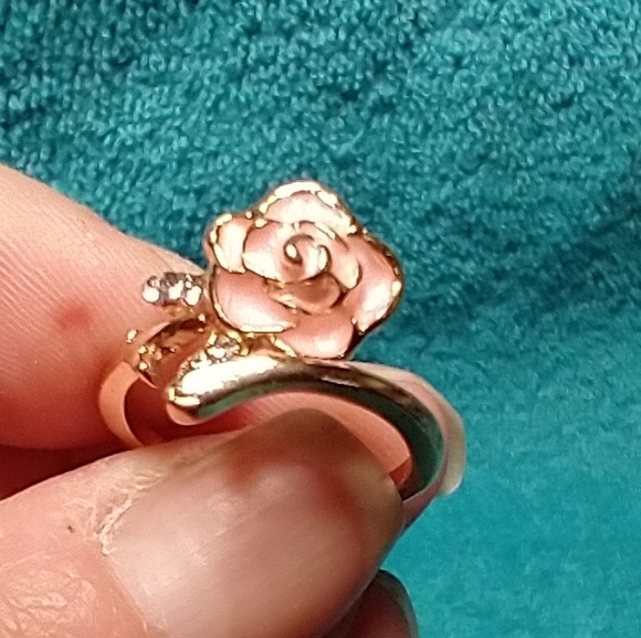 Goldtone pink rose enamel crystal ring adjustable - Picture 3 of 4